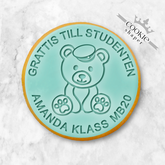 Personlig stämpel och kakskärare - Studenten, med nalle, namn och klass, rund form